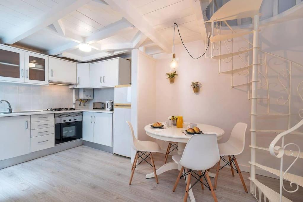 Duplex Lx Factory 2 Bedroom - Patio - Free Parking Lisboa 外观 照片
