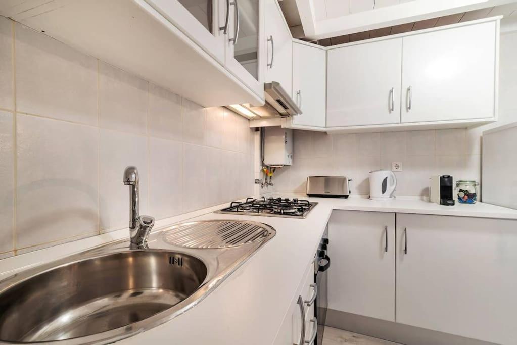 Duplex Lx Factory 2 Bedroom - Patio - Free Parking Lisboa 外观 照片